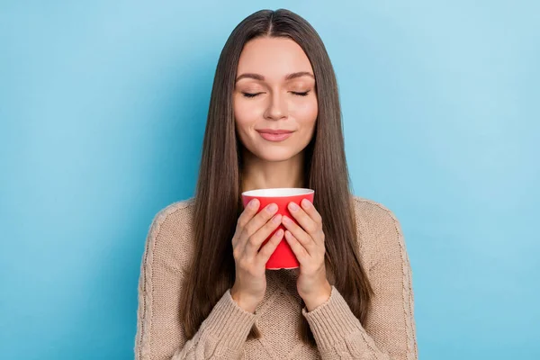 Retrato de menina alegre sonhador atraente beber apreciando chá de ervas isolado sobre fundo de cor azul brilhante — Fotografia de Stock