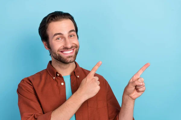 Фотографія гарного настрою чоловічий точковий палець рекомендує вакцинацію рекламувати ізольовано на фоні синього кольору — стокове фото