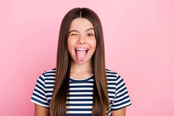 Foto de menina muito engraçado impressionado usar roupa listrada piscando mostrando língua isolado cor rosa fundo — Fotografia de Stock
