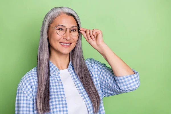 Foto de elegante envejecido peinado blanco dama usar gafas camisa azul aislado sobre fondo de color verde —  Fotos de Stock