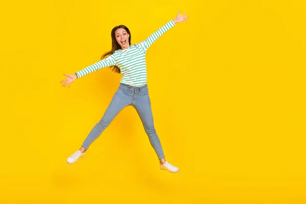 Foto de tamaño completo de chica joven divertirse jersey sueño desgaste ropa casual aislado sobre fondo de color amarillo —  Fotos de Stock