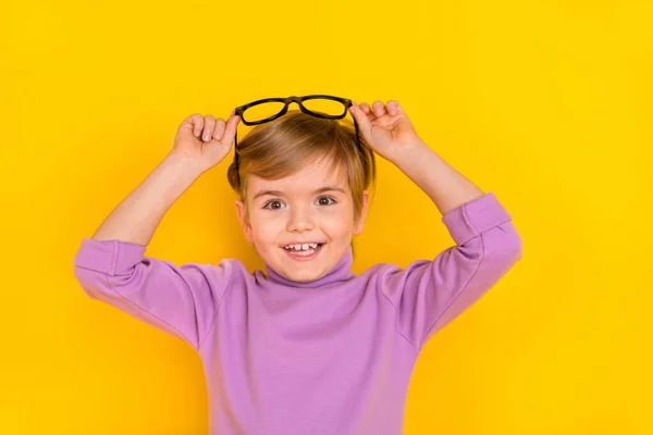 Φωτογραφία του χαρούμενα εντυπωσιασμένος μικρό αγόρι δείτε τεράστιες ευκαιρίες για τη μαύρη διαφήμιση Παρασκευή απομονώνονται σε κίτρινο χρώμα φόντο — Φωτογραφία Αρχείου