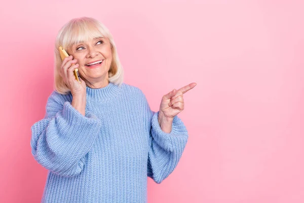 Portrét atraktivní veselý šedovlasá žena volá přítel ukazuje kopírovací prostor izolované přes růžové pastelové barvy pozadí — Stock fotografie
