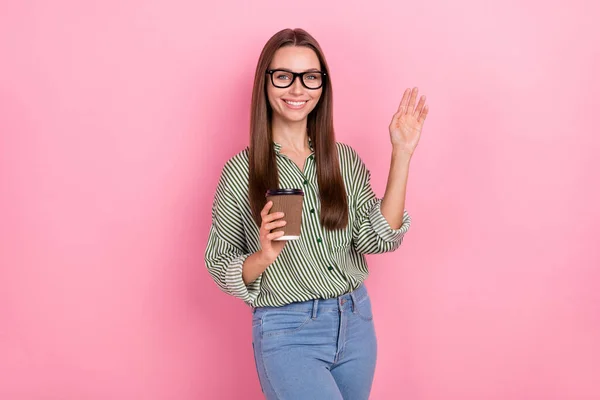 Photo de drôle de jeune femme brune emporter cacao porter des lunettes chemise jeans isolé sur fond de couleur rose — Photo