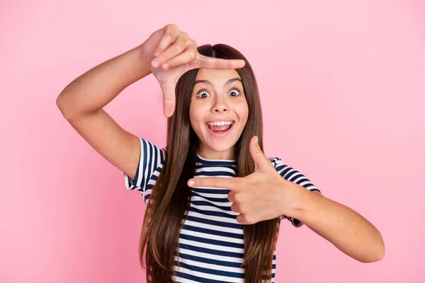 Foto de brillante chica excitada desgaste traje a rayas mostrando brazos foto tiro aislado color rosa fondo — Foto de Stock