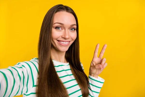 Foto de muito adorável jovem mulher usar listrado mostrando v-sinal tacking selfie isolado cor amarela fundo — Fotografia de Stock