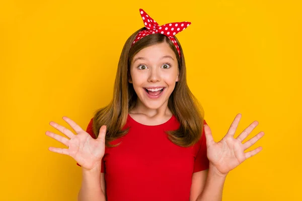 Retrato de animado alegre charmoso doce grito menina em excitação grande venda pechincha isolado no fundo de cor amarela — Fotografia de Stock