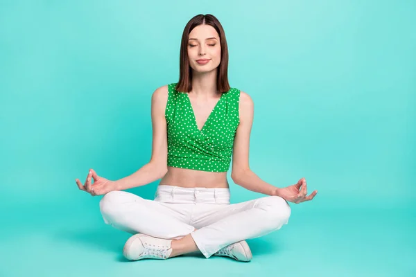 Foto de comprimento total da menina jovem meditar concentração sentar piso isolado sobre fundo de cor azul-turquesa — Fotografia de Stock