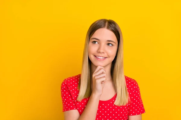 Porträtt Söta Bedårande Positiva Glada Flicka Ser Tomt Utrymme Brainstorming — Stockfoto