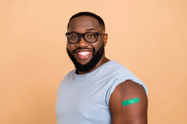 Photo Optimistic Millennial Brunet Guy Show Arm Vaccinated Wear Spectacles — Stock Photo, Image