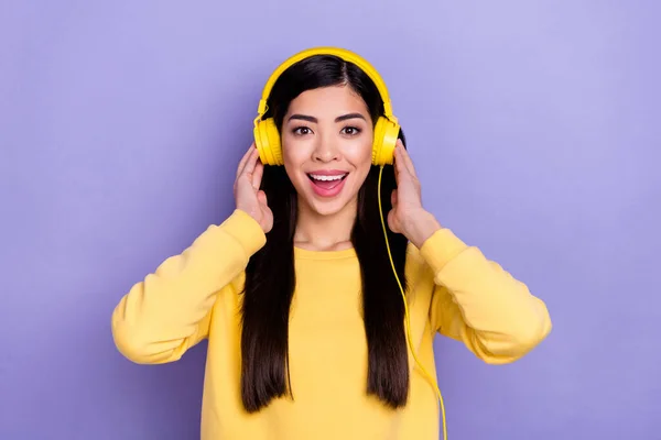 Foto Menina Animada Ouvir Playlist Fones Ouvido Melodia Wow Reação — Fotografia de Stock