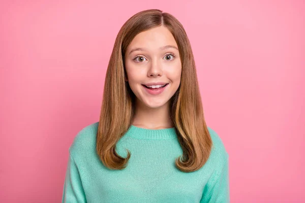 Photo Young Cheerful Lovely Girl Impressed Face Reaction Good Information — Stock Photo, Image