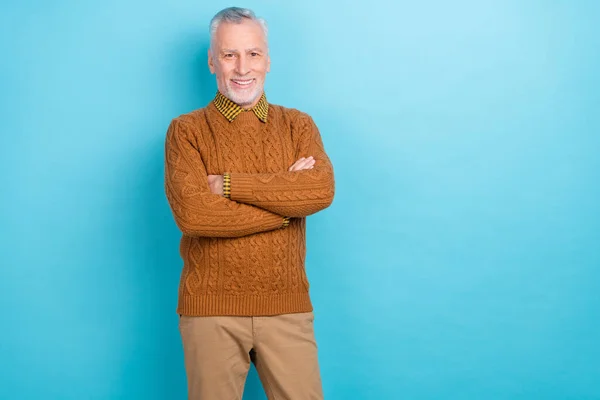 Фото довольно очаровательный пенсионер одет коричневый пуловер руки скрестила пустое пространство изолированный синий цвет фона — стоковое фото