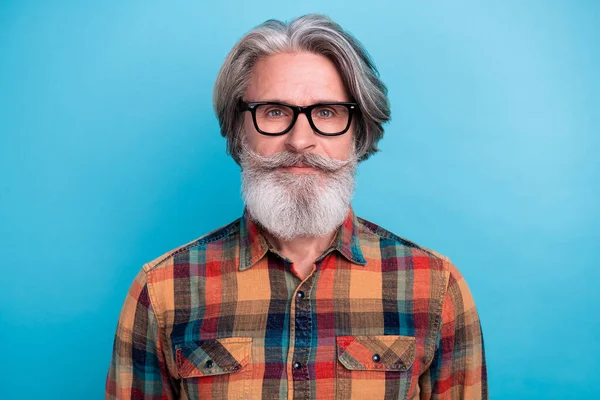 Fénykép az érett ember jó hangulatú szemüveg okos frizura viselése alkalmi ruhák elszigetelt kék szín háttér — Stock Fotó