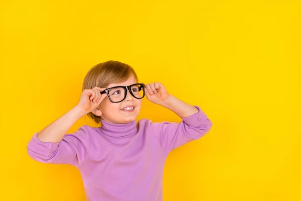 Ritratto di buon umore allegro giovane ragazzo sguardo spazio vuoto vedere promozione isolato su sfondo di colore giallo — Foto Stock