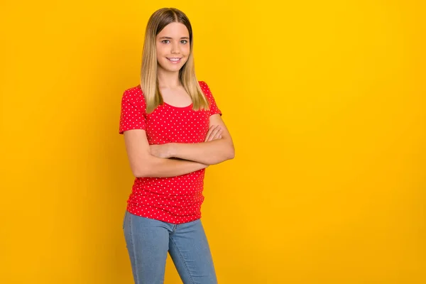 Foto de la joven señora bonita doblado manos inteligentes anuncios usan ropa casual aislado sobre fondo de color amarillo —  Fotos de Stock