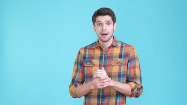 Frustrated kerel onder de indruk horen verschrikkelijke nieuwigheid geïsoleerde blauwe kleur achtergrond — Stockvideo