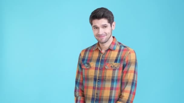 Guy mutatóujj, hogy barátnő szív szimbólum elszigetelt kék szín háttér — Stock videók