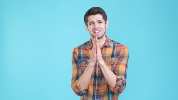 Petit ami désespéré demander pardon lui isolé fond de couleur bleue — Video