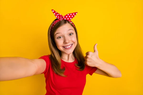 Foto de bom humor adolescente casual desgaste menina blogger tirar selfie mostrando polegar-up isolado no fundo de cor amarela — Fotografia de Stock