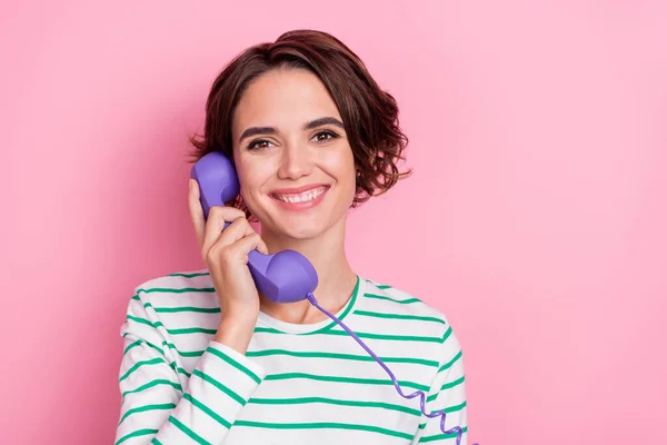 Retrato de menina alegre atraente conversando no telefone discutindo notícias isoladas sobre fundo cor pastel rosa — Fotografia de Stock