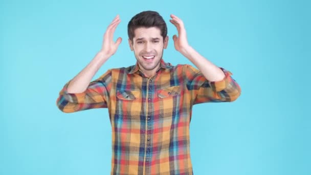 Stres chlap nemá rád souseda hudba požádat zastavit izolované modré pozadí — Stock video