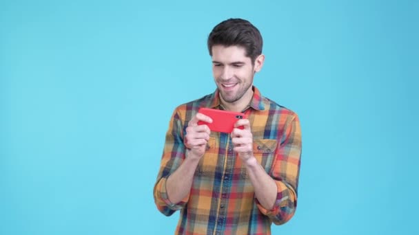 Crazy Guy spielen Gerätespiel isoliert blaue Farbe Hintergrund — Stockvideo