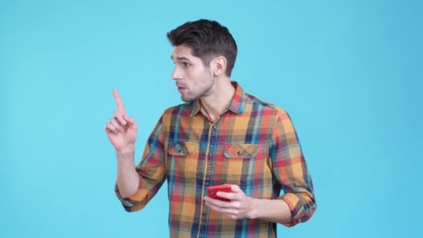 Guy puolue vastaus tyttöystävä soittaa gadget eristetty sininen väri tausta — kuvapankkivideo