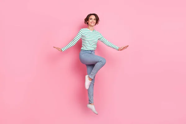 Full length body size view of attractive wesoły dziewczyna jumping having fun dobry nastrój izolowane nad różowy pastelowy kolor tła — Zdjęcie stockowe