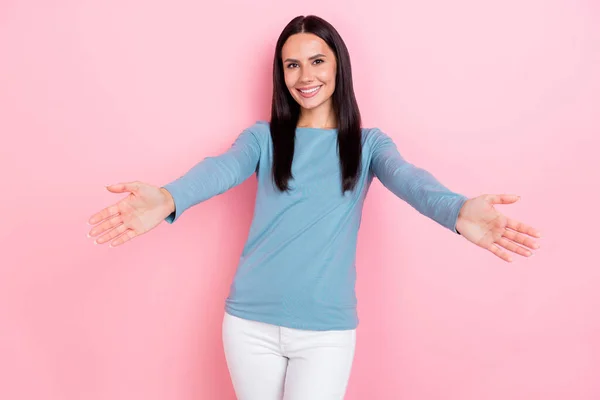 Foto van glimmende vriendelijke dame gekleed blauw shirt open armen klaar knuffel je geïsoleerde roze kleur achtergrond — Stockfoto