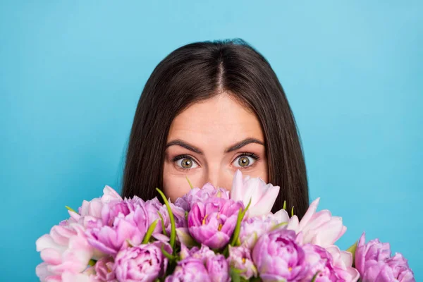 Foto closeup cortado de menina bonito atraente receber tulipas e buquê de peônia isolado no fundo de cor azul — Fotografia de Stock