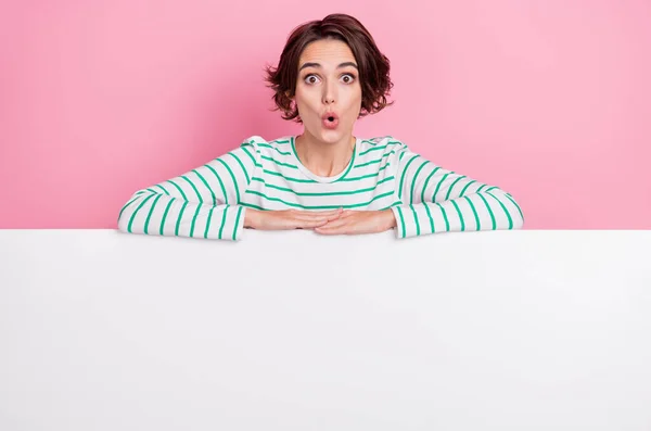 Portret van aantrekkelijke verbaasd girly meisje houden grote grote kopie lege ruimte poster advertentie bieden geïsoleerd over roze pastel kleur achtergrond — Stockfoto