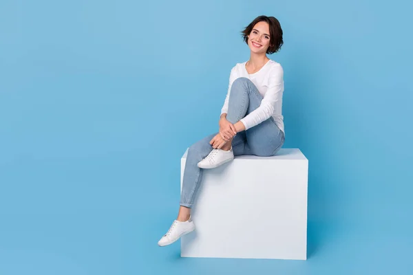 夢のようなかわいい女性の写真白いシャツ座っ表彰台椅子笑顔隔離された青の色の背景 — ストック写真