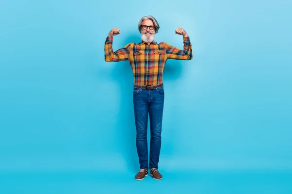 Helkroppsfoto av äldre man sportiga armar muskler vård motion motivation isolerad över blå färg bakgrund — Stockfoto