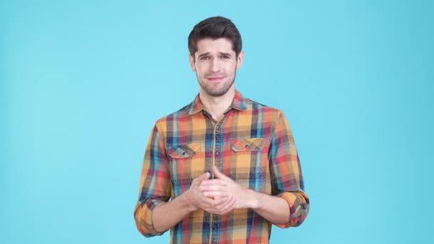 Guy luisteren vriend suggestie niet graag geïsoleerde hemel licht kleur achtergrond — Stockvideo