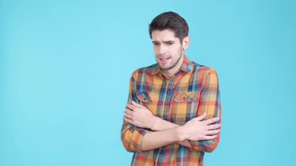 Frustrierte Kerl zittern covid Fieber Lungenentzündung isoliert blaue Farbe Hintergrund — Stockvideo