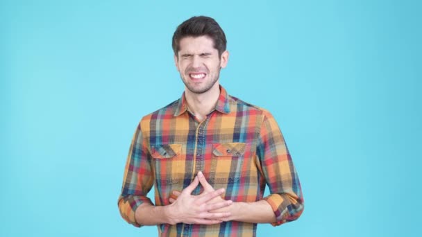 Guy perlu gastroenterologi membantu perut sakit terisolasi warna biru latar belakang — Stok Video