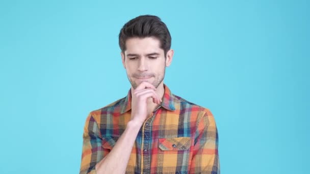Minded pensive guy beslissen slimme innovatie geïsoleerde lucht kleur achtergrond — Stockvideo