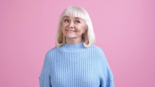 Alte Dame suchen Kopierraum dachte Geist isoliert Pastellfarbe Hintergrund — Stockvideo