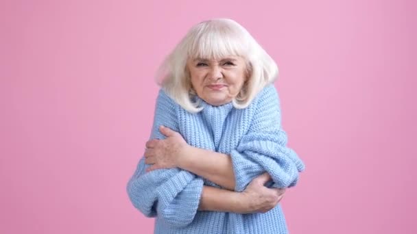 Vieja señora escalofrío cálido manos viento previsión aislado pastel color fondo — Vídeos de Stock