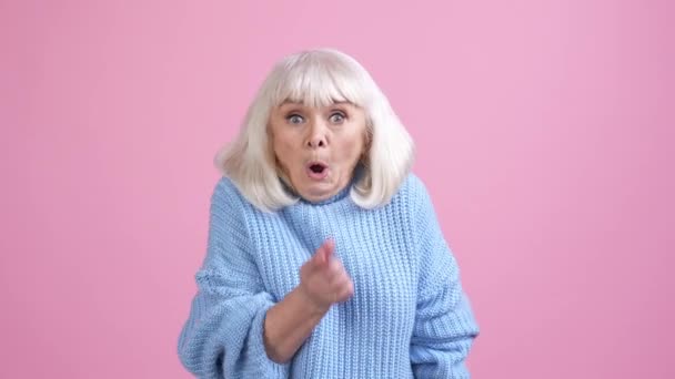 Indignado abuelita regañar nieto dedo grito aislado pastel color fondo — Vídeo de stock