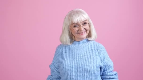 Ενθουσιασμένη γιαγιά δοκιμάστε νέα specs θεραπεία μυωπία απομονωμένο παστέλ χρώμα φόντο — Αρχείο Βίντεο