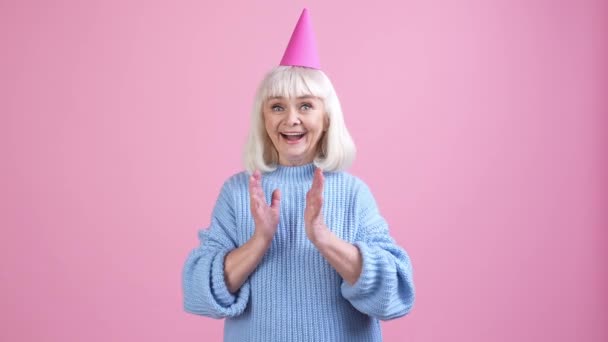 Lady impressed family prepare birthday gift isolated pastel color background — Stock Video