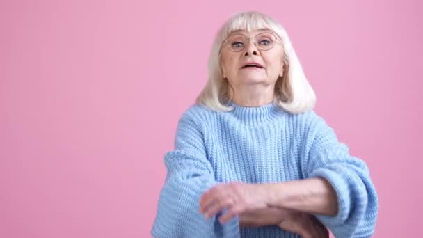 Stará dáma ex boss křížová kontrola zbraní rodina izolované pastel barva pozadí — Stock video