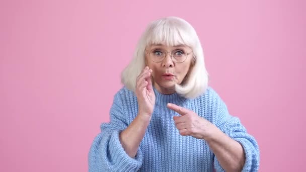 Stará dáma mluvit mluvit varovat soukromí novinky izolované pastel barva pozadí — Stock video