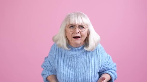 Attenta nonna vedere incredibile sconto isolato colore pastello sfondo — Video Stock