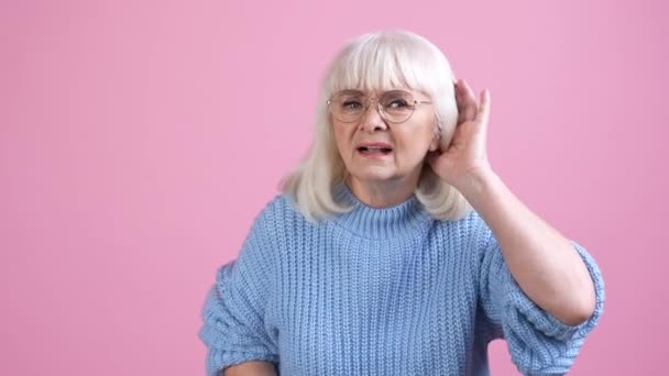 Triste molesto viejo abuelita no escuchar familia noticias aislado pastel color fondo — Vídeo de stock