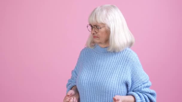 Confuso avó velha não gosta de aversão mal cheirosa isolado colar cor de fundo — Vídeo de Stock