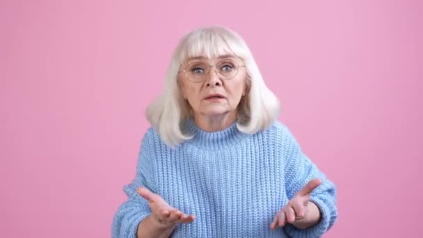 Anciana gritar fuerte castigar disciplina niño aislado pastel color fondo — Vídeo de stock