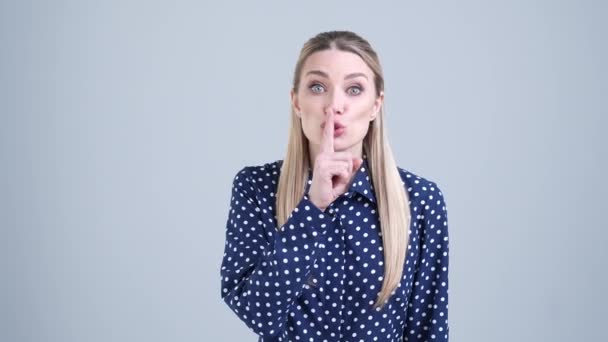 Lady baas maken hush symbool vragen geen talk plan geïsoleerde witte kleur achtergrond — Stockvideo